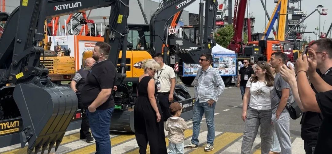 Xinyuan Heavy Industry Brille à l'Exposition CTT 2025 avec ses Pelles sur Pneus Haut de Gamme